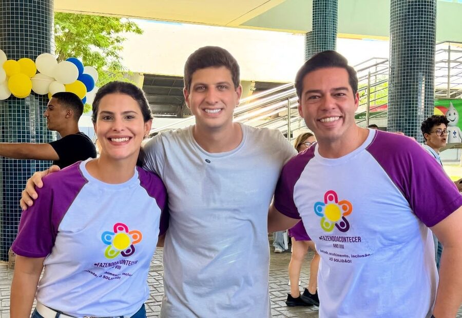 Túlio Arruda em ação social ao lado de voluntários