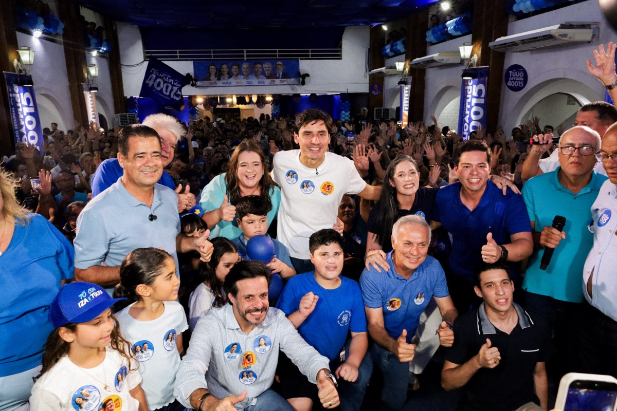 Túlio Arruda celebrando com a multidão em evento da campanha